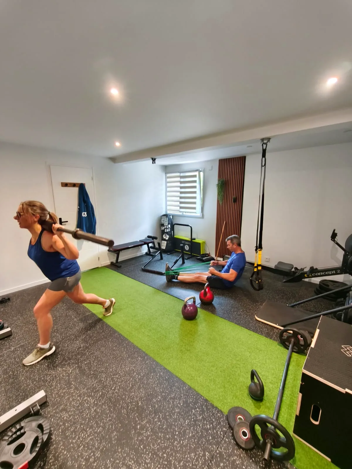Séance de coaching en duo au studio STØRM : fente à la barre et travail avec élastique