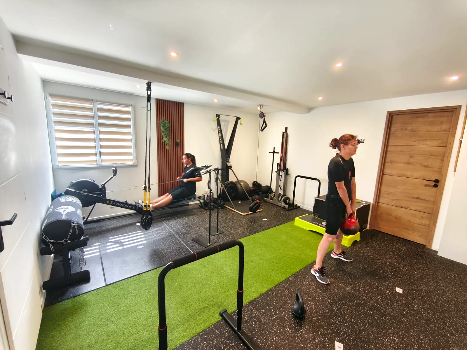 Séance de renforcement avec kettlebell au studio STØRM, à côté du rameur et des zones d'électrostimulation